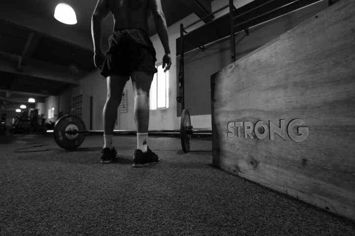 noir et blanc homme fitness faire du sport