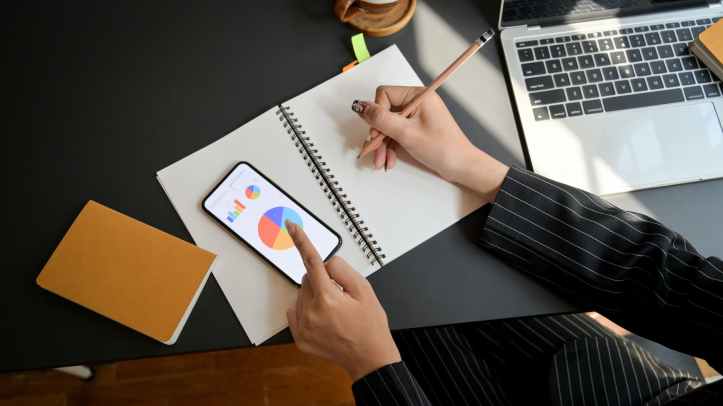 businessman personne mains smartphone