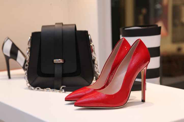 a l interieur boutique chaussures contemporain