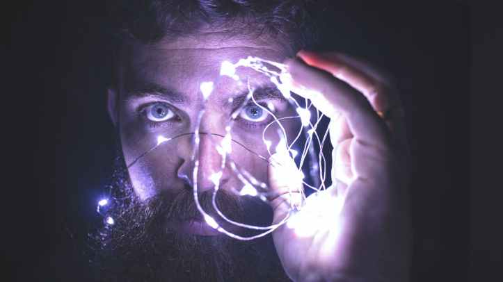 arriere plan noir cerveau gros plan guirlandes lumineuses