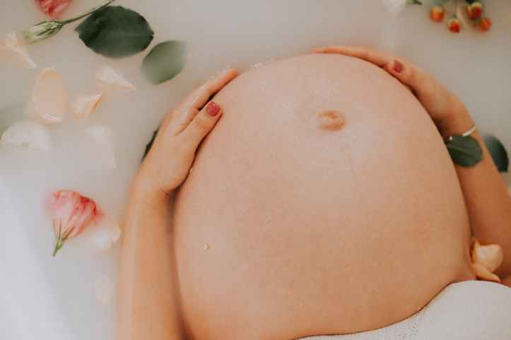 mains femme baignoire ventre