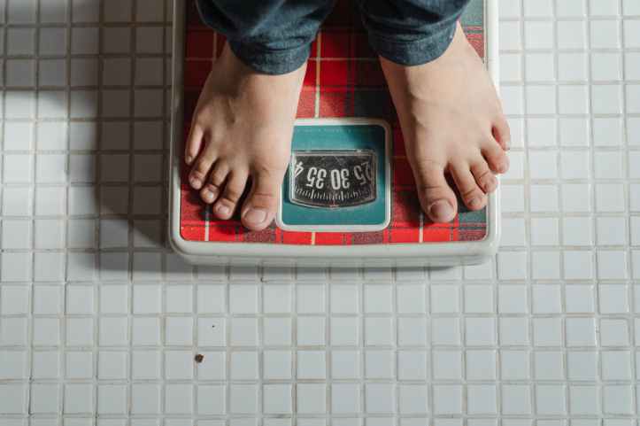 sain personne pieds jeans
