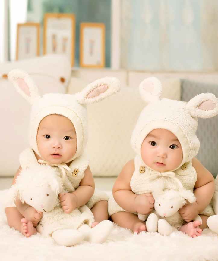 bebes enfants jumeaux mignon