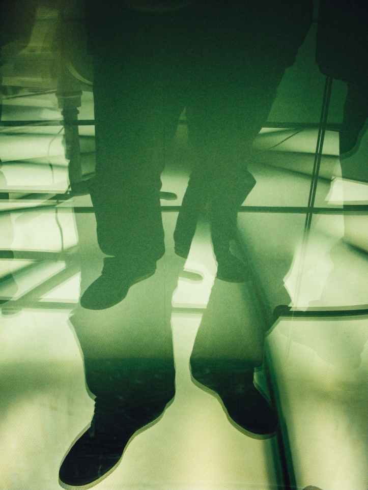 homme costume pieds sans visage