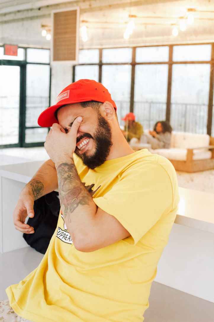 homme etre assis heureux sourire