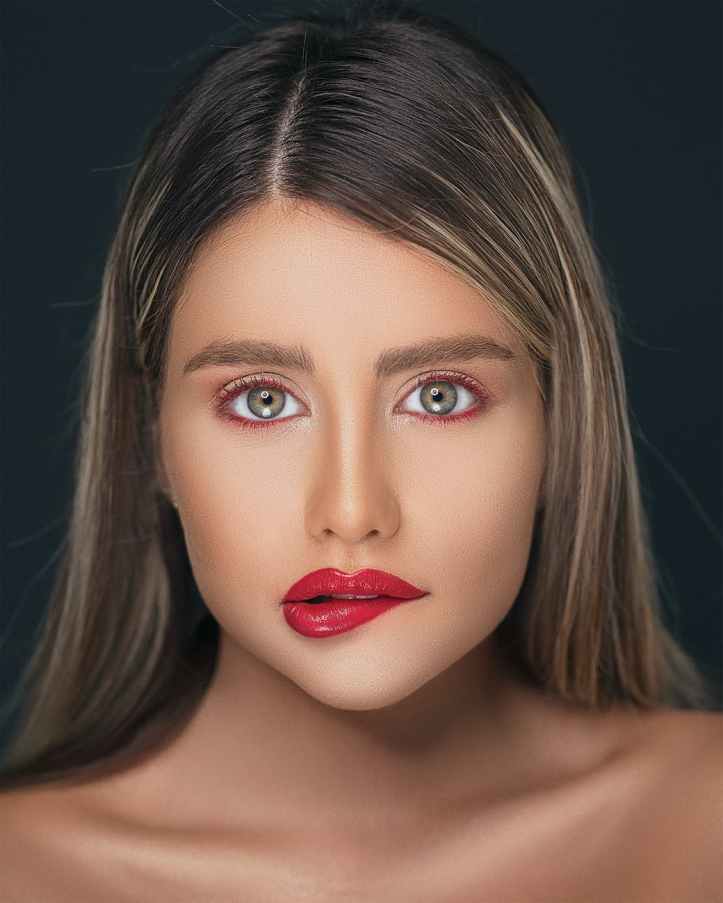 femme visage levres regarder