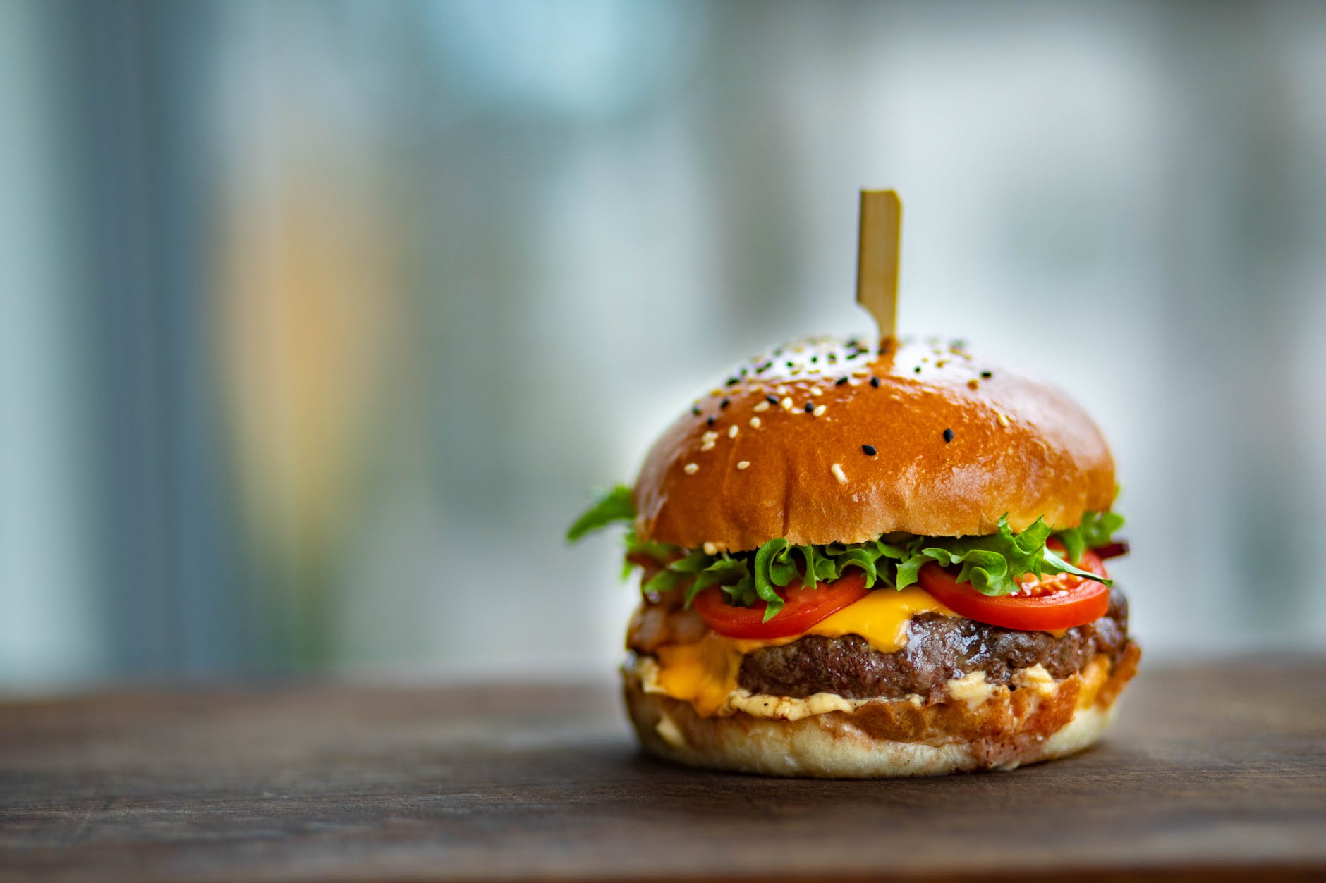photo de juicy burger sur une surface en bois