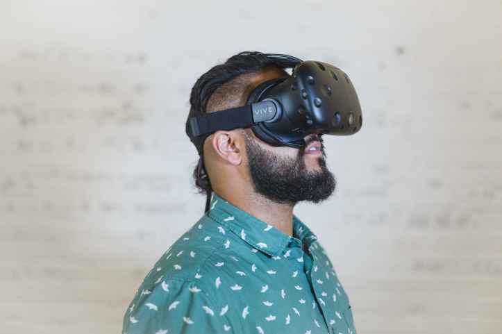casque de realite virtuelle homme htc vive loisirs