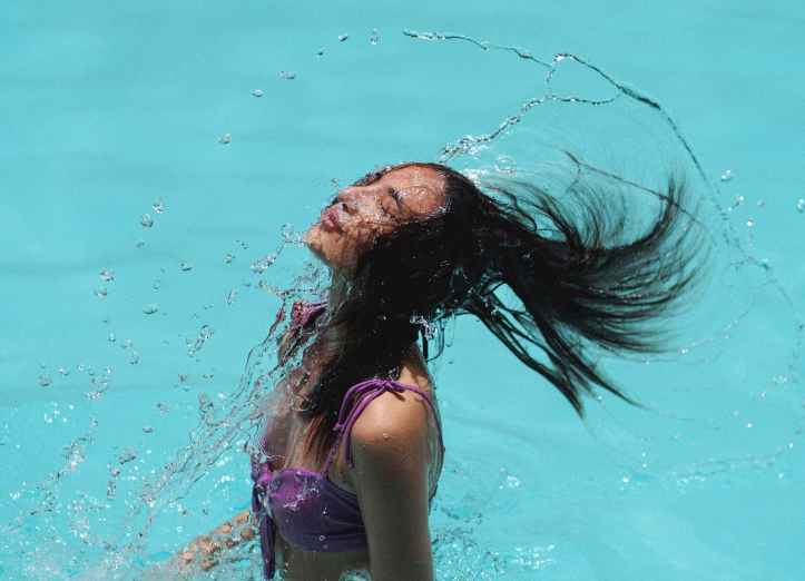 cheveux ondules minces dans l eau bleue de la piscine de la station