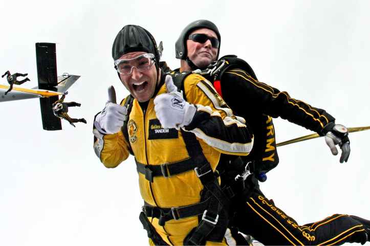 homme en combinaison jaune et homme en combinaison noire sky diving
