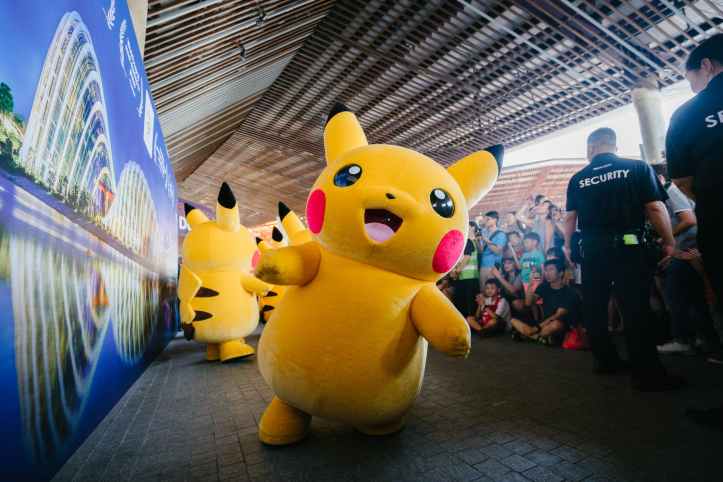 pikachu plushmascot jaune