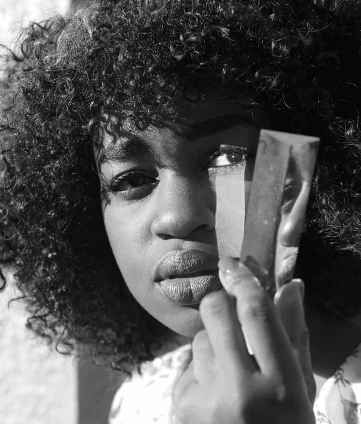 photographie en niveaux de gris de la femme