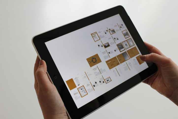 personne tenant un ipad noir