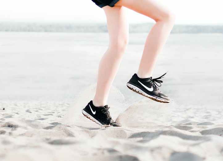 photo d une femme portant une paire de chaussures de course nike noires