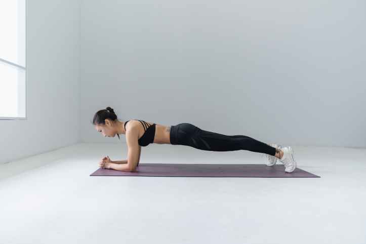 photo de femme faisant du yoga