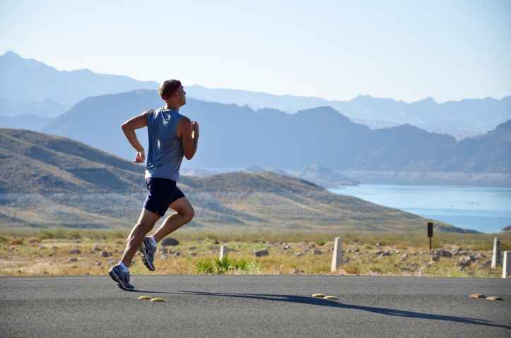 homme qui court sur le cote de la route