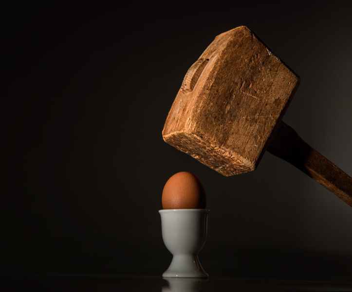 maillet en bois brun pres de l oeuf de poulet brun