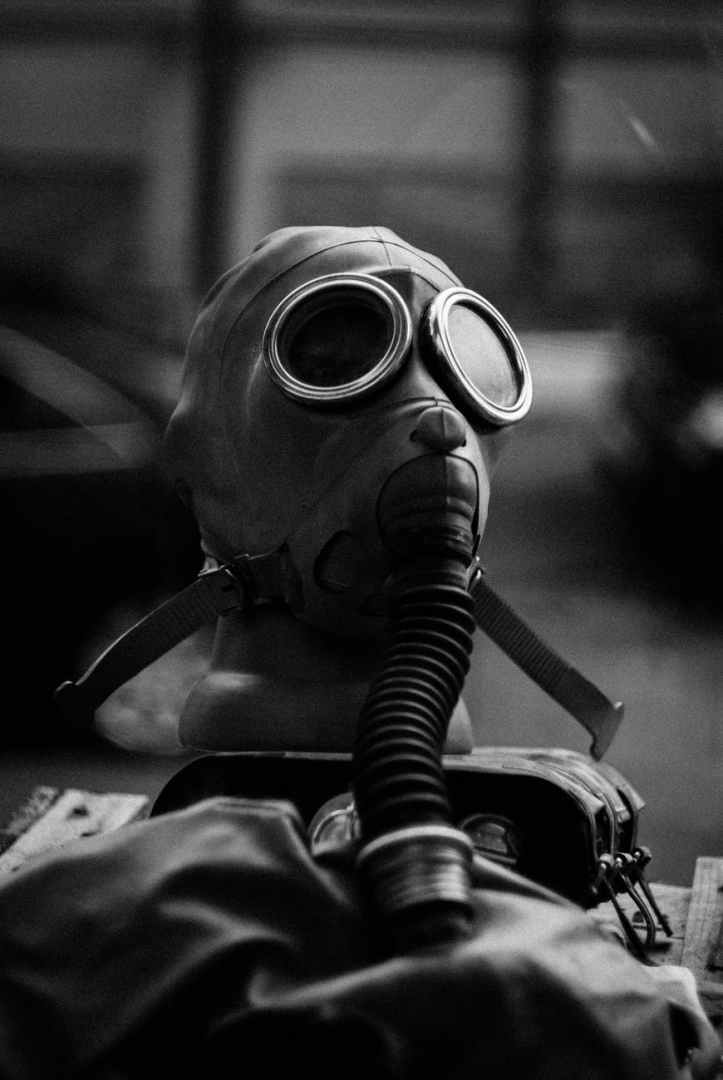 photo en niveaux de gris du masque a gaz