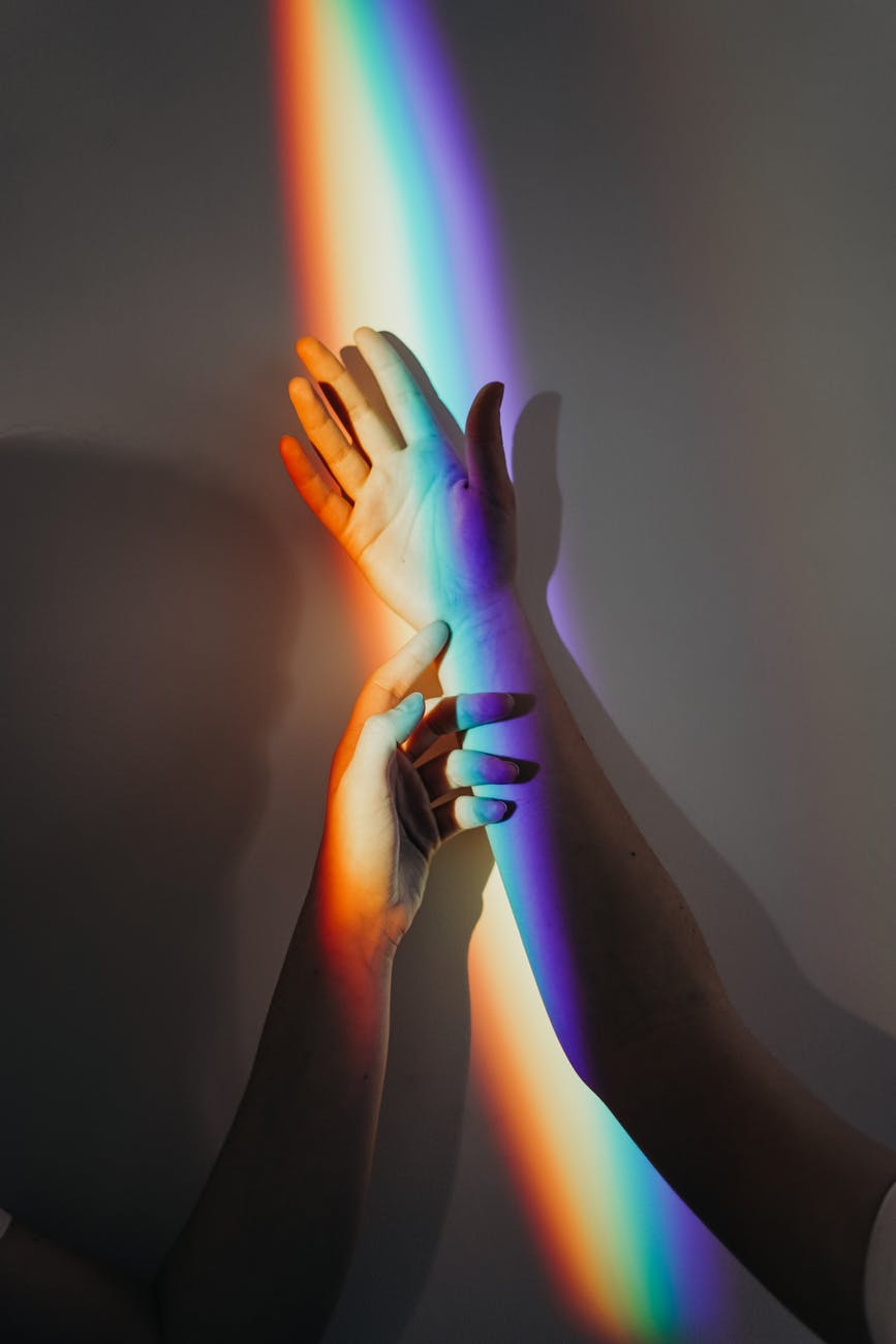 mains de personnes avec des couleurs arc en ciel