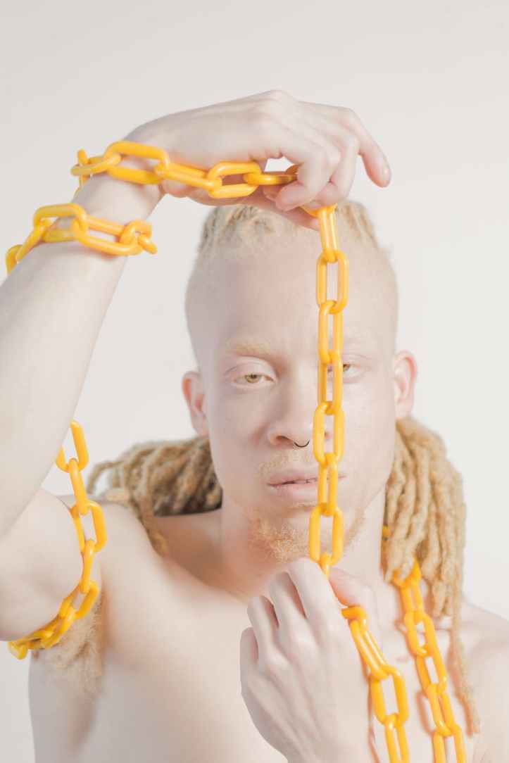 topless homme tenue chaine jaune
