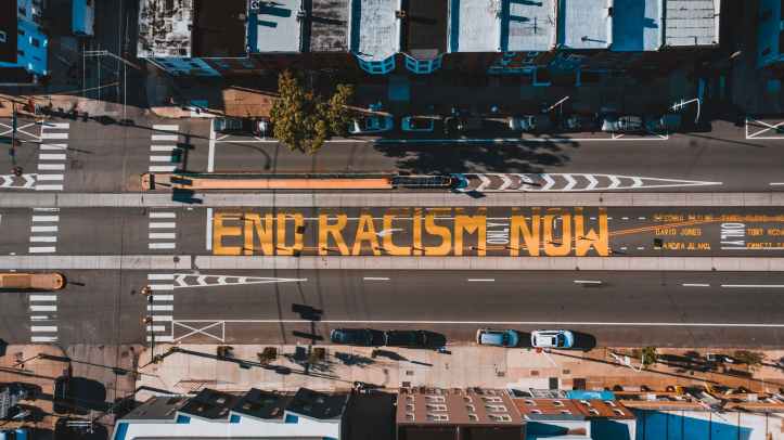 route avec le titre end racism now en ville