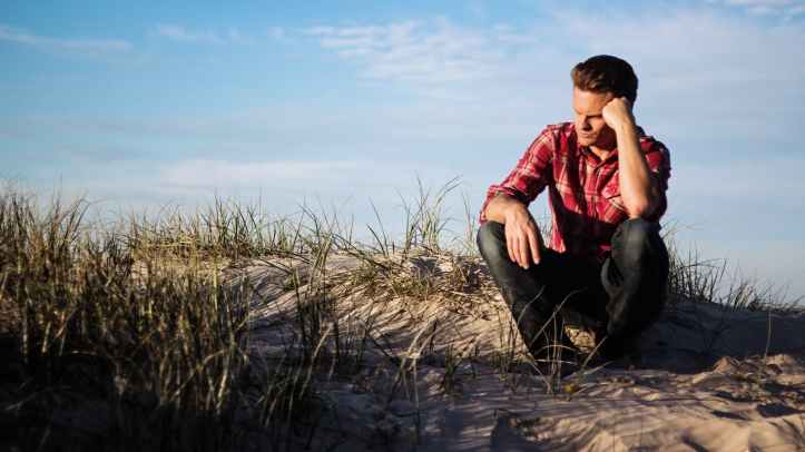photographie de mise au point peu profonde d un homme portant un polo rouge